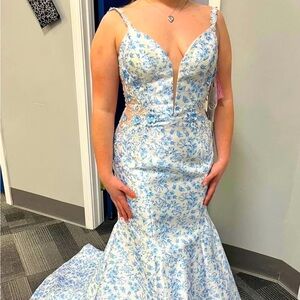 Gently used prom dress. Only worn once. Purchased brand new in Spring of 2024.